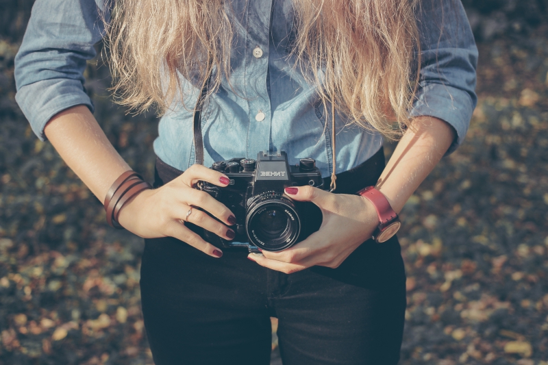 photographe-ROQUESTERON-min_hand-person-girl-woman-camera-photography-614-pxhere.com